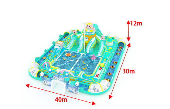 Parco acquatico gonfiabile per famiglie gigante multicolore con piccoli giocattoli galleggianti