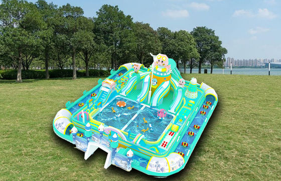 Parco acquatico gonfiabile per famiglie gigante multicolore con piccoli giocattoli galleggianti