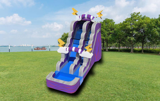 Scivolo d'acqua gonfiabile con piscina e parco giochi all'aperto
