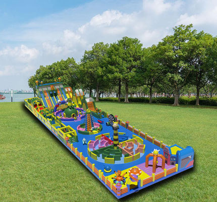 Grande parco a tema gonfiabile con ostacoli labirintici