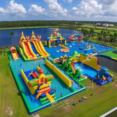 Parco acquatico gonfiabile con scivoli e giocattoli galleggianti