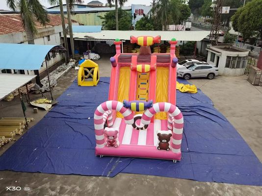 Slide gonfiabili in stile rosa per il rental di eventi