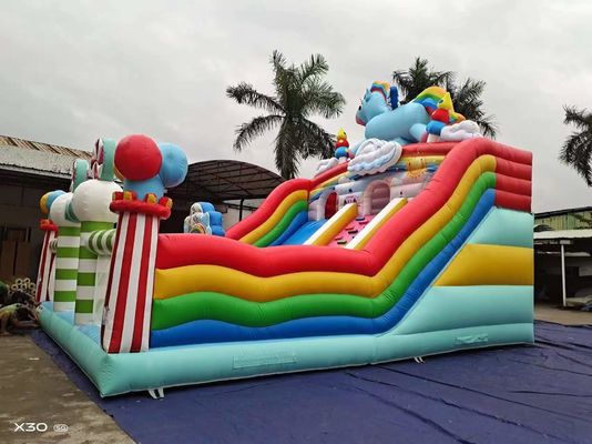 Cavallo arcobaleno due canali paralleli scivoli gonfiabili con pilastri a forma di caramelle