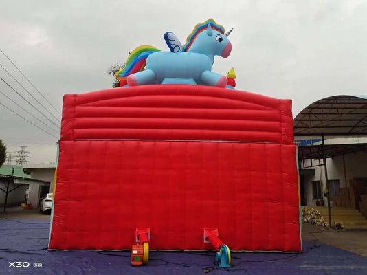 Cavallo arcobaleno due canali paralleli scivoli gonfiabili con pilastri a forma di caramelle