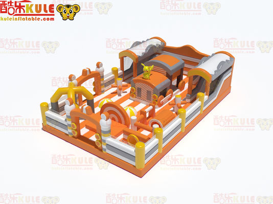Castello gonfiabile in stile giallo arancione con giochi di scivoli