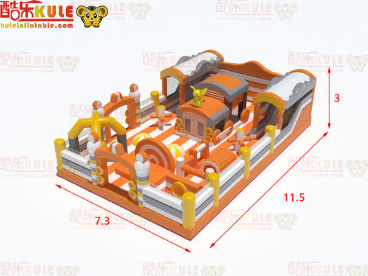 Castello gonfiabile in stile giallo arancione con giochi di scivoli