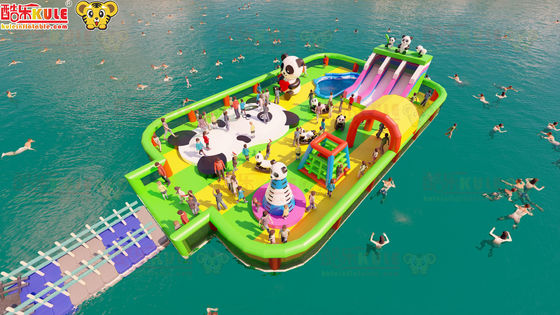Grandi parchi giochi all'aperto Salti castelli gonfiabili sull'oceano