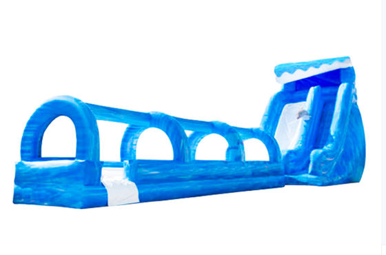Balneazione blu all'aperto lunghi scivoli gonfiabili con piscina per adulti