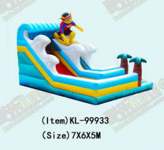 Slide gonfiabile a tema surf e decorazioni di palme