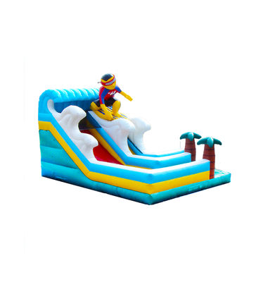 Slide gonfiabile a tema surf e decorazioni di palme