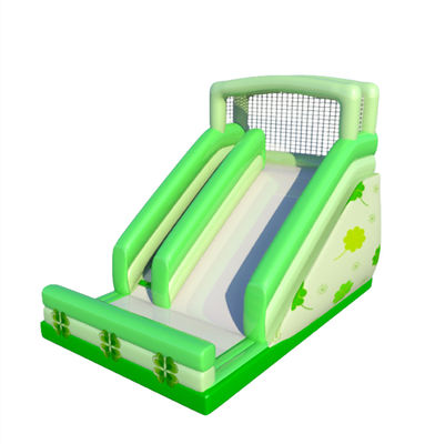Slide gonfiabili verdi e bianchi per divertimento e sicurezza nei giochi dei bambini