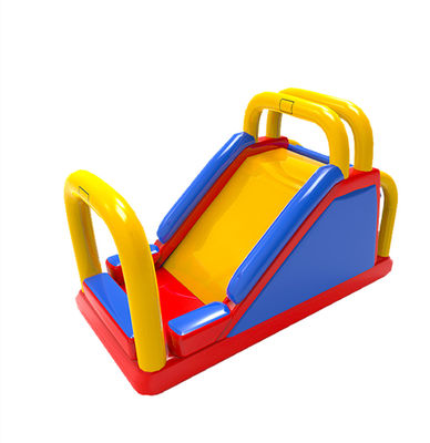 Slide gonfiabili giallo blu e rosso stabili e visivamente attraenti con maniglie di sicurezza