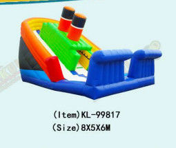 Slide gonfiabili arancioni e verdi con superficie di scorrimento bianca