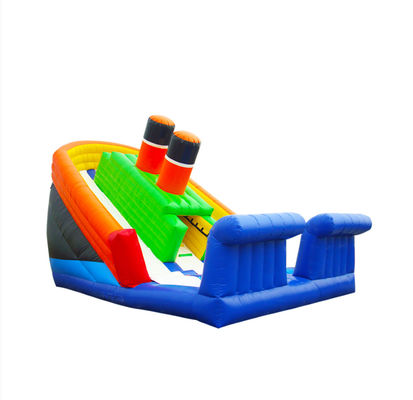 Slide gonfiabili arancioni e verdi con superficie di scorrimento bianca