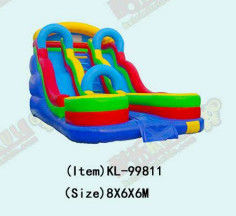 Slide gonfiabili dai colori vivaci con strutture ad arco blu